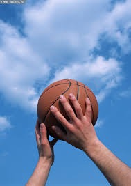 感动！国足大爷球迷赛后助威，看台依然摇旗呐喊，为了他们别放弃